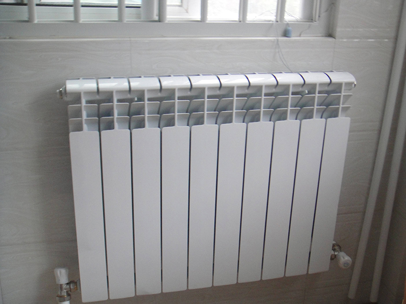 正式供暖馬上開始，你家暖氣做好放水了嗎，暖氣管漏水修補(bǔ)好了嗎